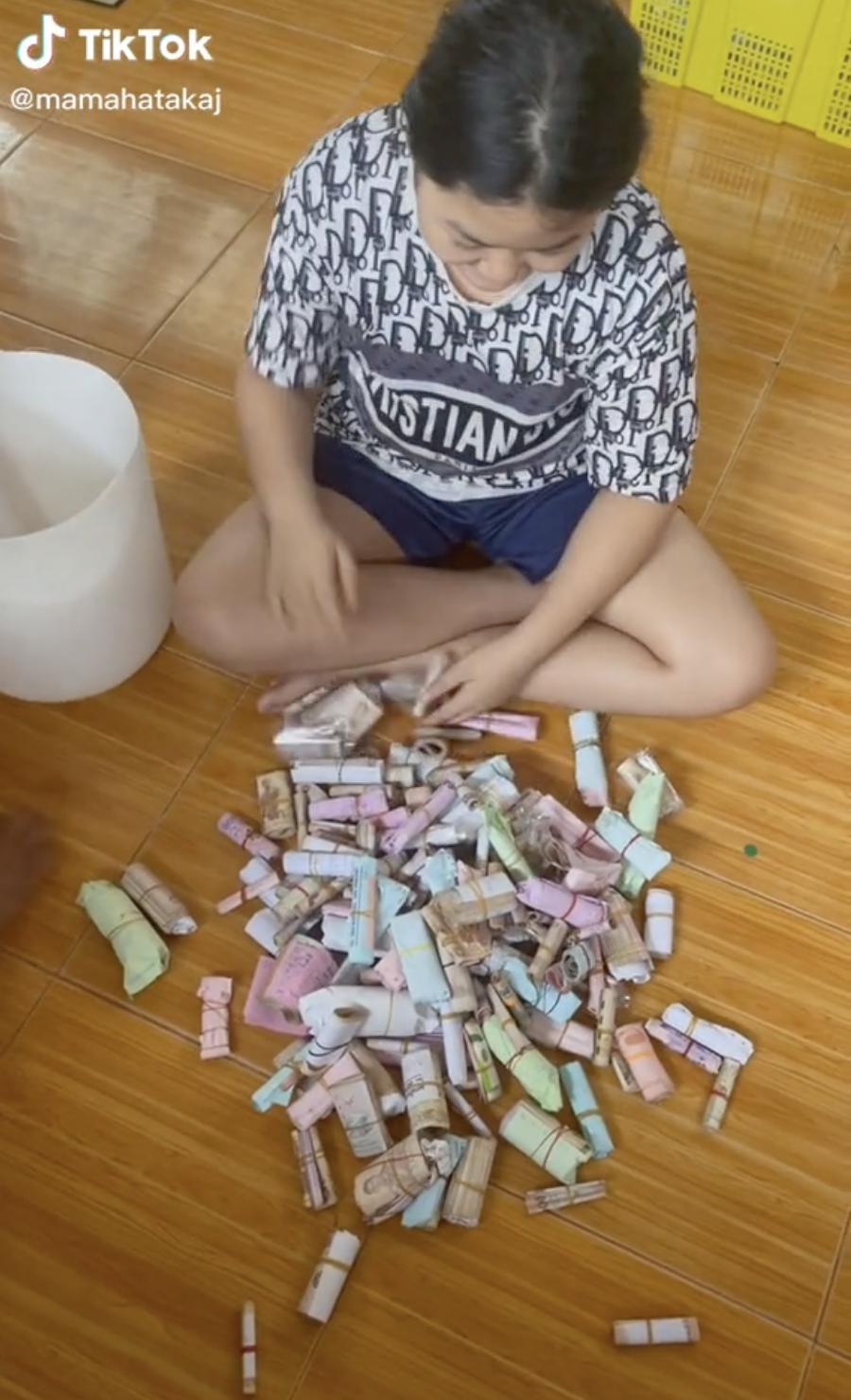 一旁的白色水桶就是存錢神器。