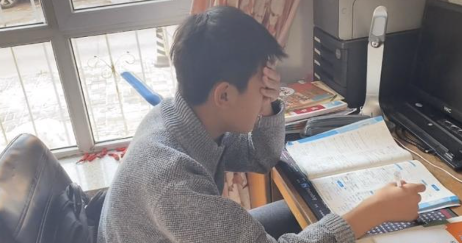 媽媽不但申請入學,更要求做兒子的同班同學兼同桌,實行全天候監督兒子讀書上堂。