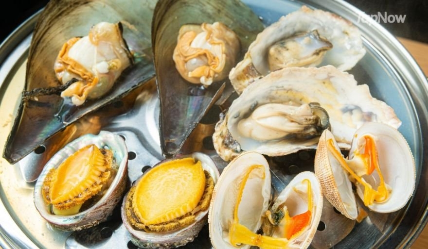 六頭鮮鮑魚、生蠔、貴妃蚌等海鮮經蒸氣蒸熟後,鮮味一流。