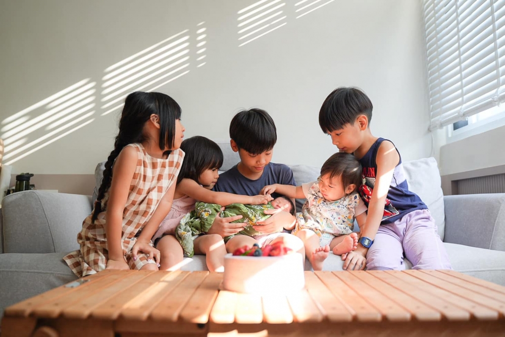 6兄弟姐妹的全家福。