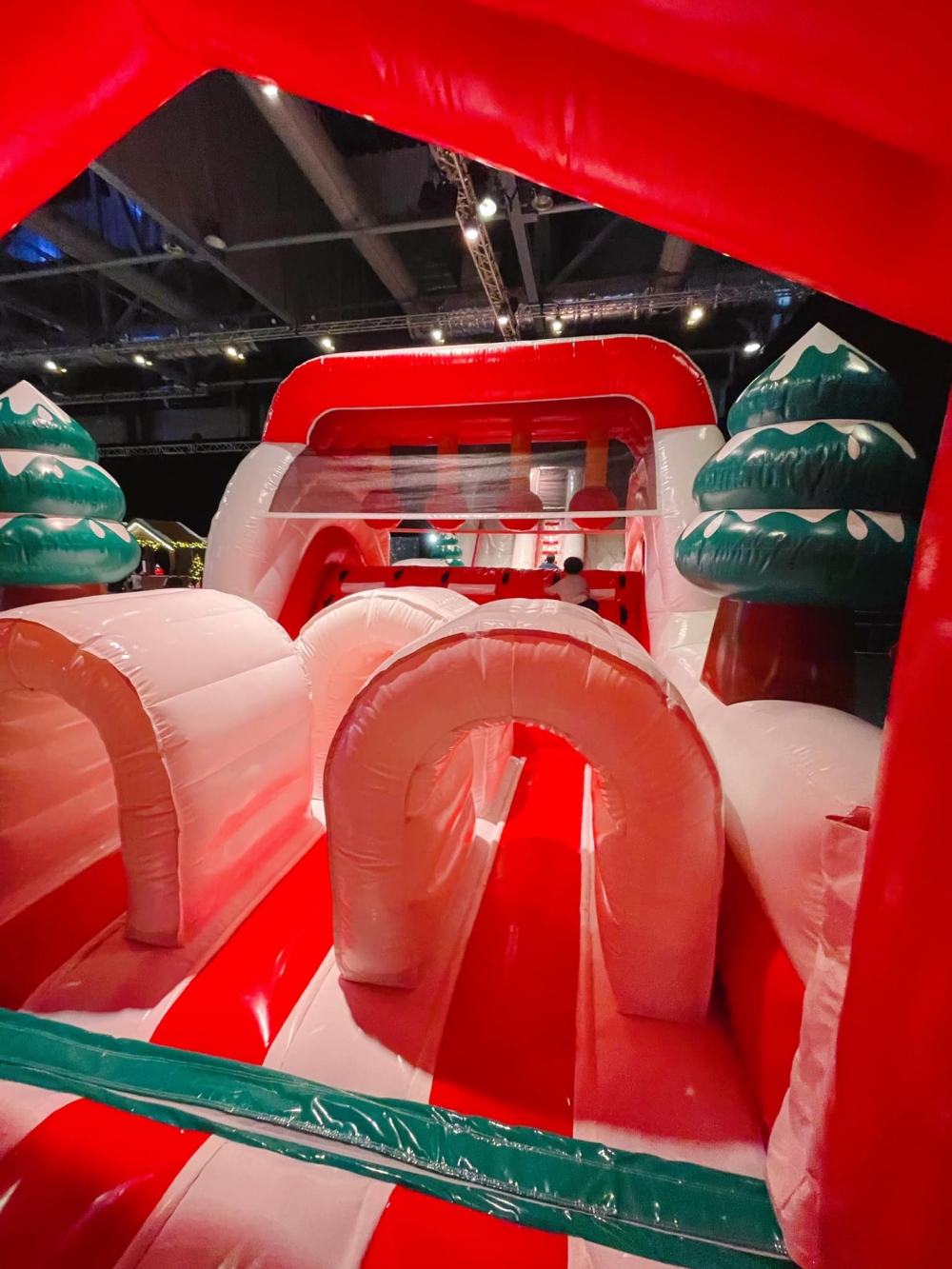 超大型聖誕主題彈跳城堡。