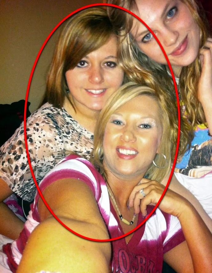 在相片中間的女人是媽媽 Laura,左邊的是她的女兒,可見兩人確實幾似樣。