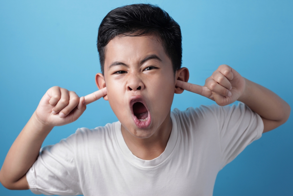 現時弟弟仍在讀小學三、四年級,患有學習障礙及妥瑞症的他自幼被媽媽寵壞。