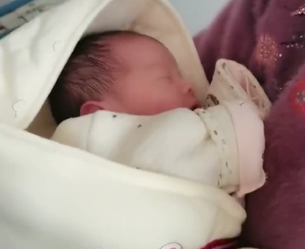 安徽一位60歲老婦產下女嬰,事件引發網絡熱議。