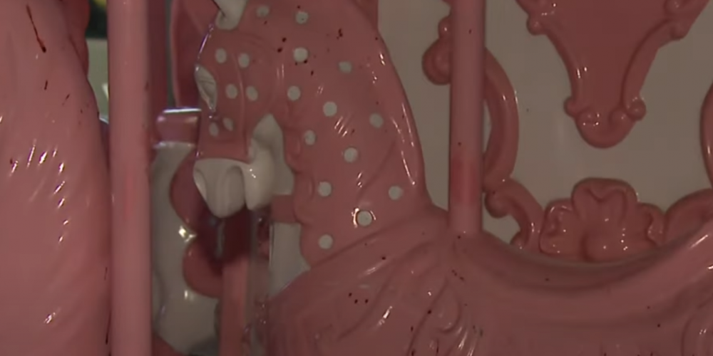 肇事的旋轉木馬仍然可見男童的血跡。