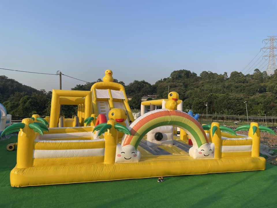 開心花園農莊設有大型充氣裝置供小朋友玩樂。