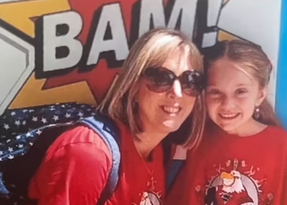 所幸終於在讀小學時遇到改變她一生的老師Zoe,給予她最溫暖的家。