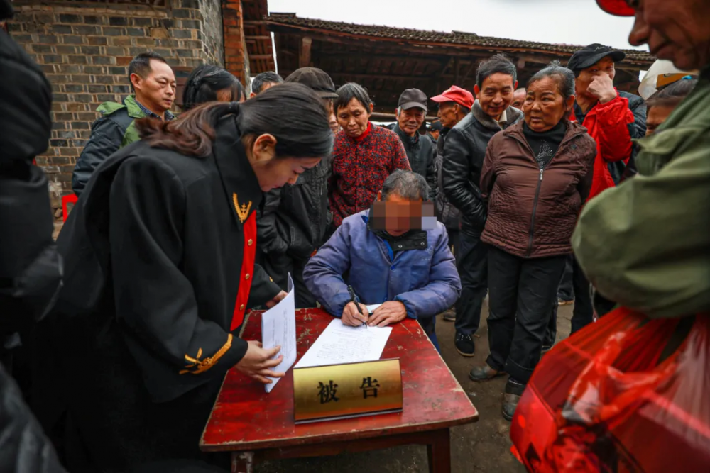 最終,父母和兒子達成協議,兒子承諾會照顧父母。