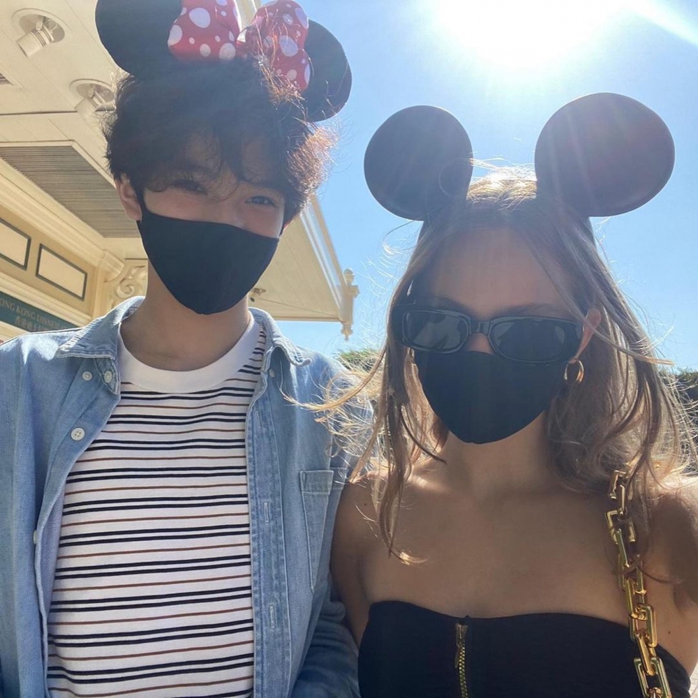 魔童日前貼出跟外籍朋友遊樂園的照片,獲網民大讚其超高顏值。