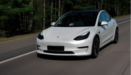 Tesla的一個功能,助孕媽在車上順利分娩。