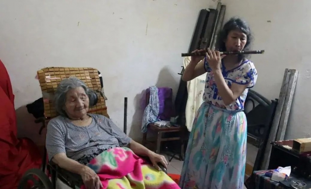 媽媽一日還在生，都會繼續穿女裝。