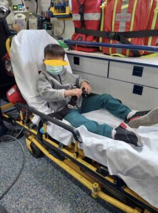 6歲大的兒子日前在工人姐姐照顧乘搭輕鐵751號路線期間,忽然遭到一個中年女人突扯開孩子口罩硬塞不明物體。