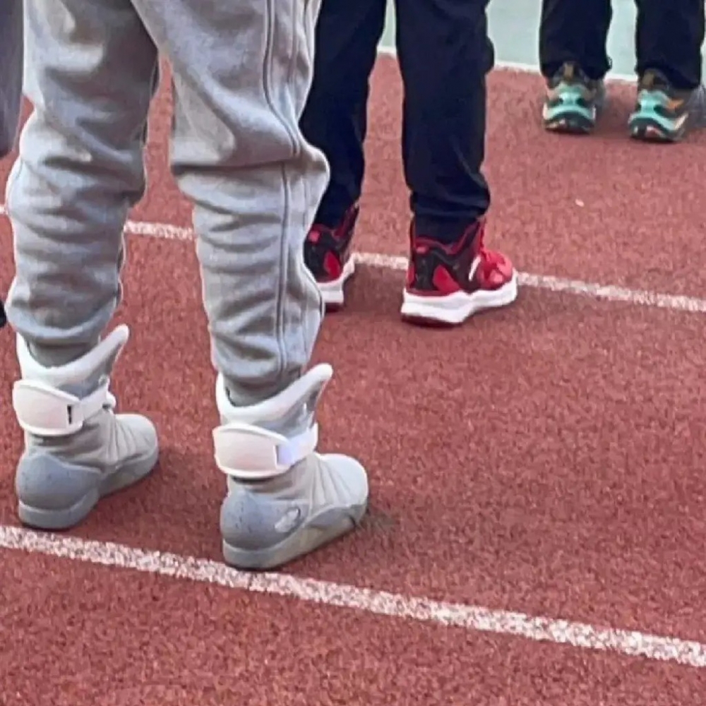 他腳上所穿的Nike Air Mag的拍賣價高達81萬港元。