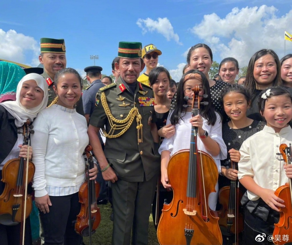 吳尊曾曬出女兒和汶萊蘇丹合照。