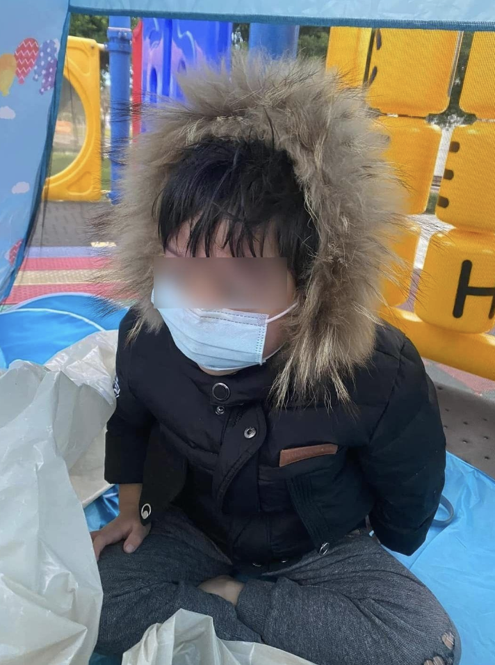 媽媽對兒子進行震撼教育,母子一齊到公園做流浪漢後,孩子的態度出現180度轉變。