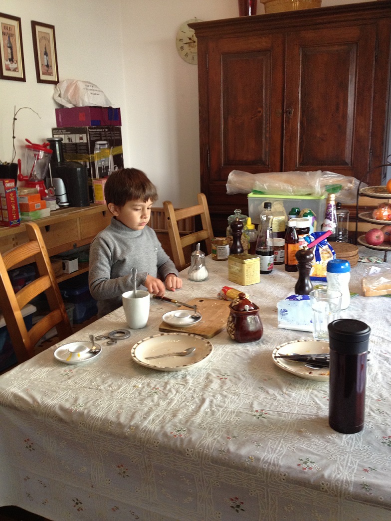 帶小朋友的時候要灌輸他一些正確的觀念如基本的禮貌及責任感,慢慢形成一個習慣!