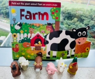 播Old Macdonald had a farm吸引寶寶注意與熱身。