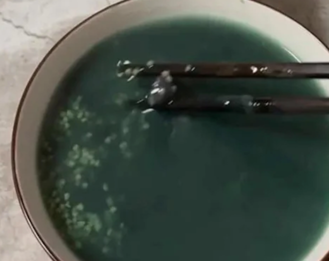 這碗深綠色液體，顏色恍似中毒，賣相極不討好。