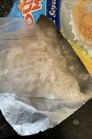 媽媽在麥片中發現一袋透明結晶物。