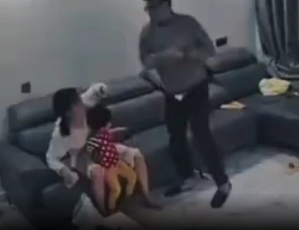 大陸陝西一名男子痛毆妻子的影片近日在網路瘋傳。