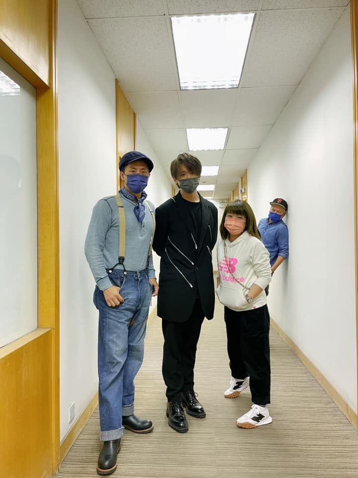 姜濤上商台電台節目《早霸王》,和主持人森美、阮小儀和Marco合照。