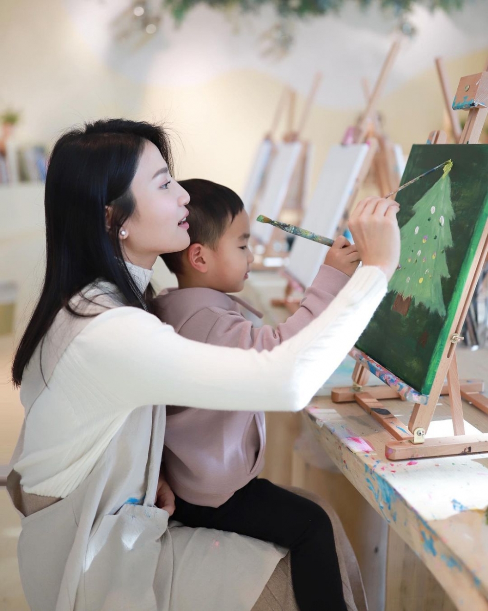 Coffee和仔仔一起畫畫,展露文藝氣息。