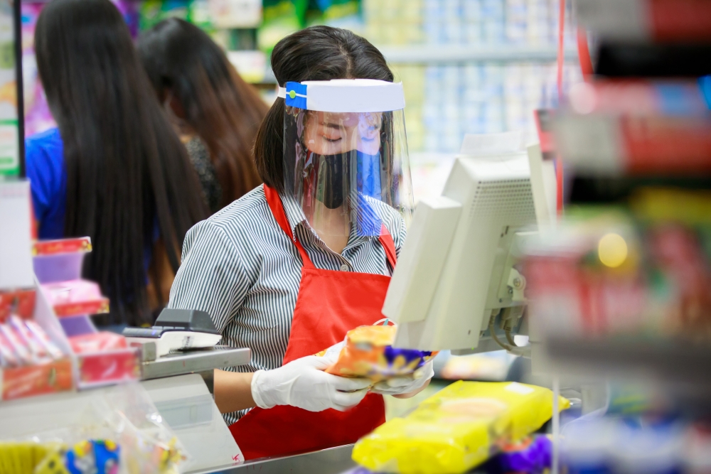 有位媽媽因預先飲用未付款的水而被斥偷竊,店員更要求10倍賠償。
