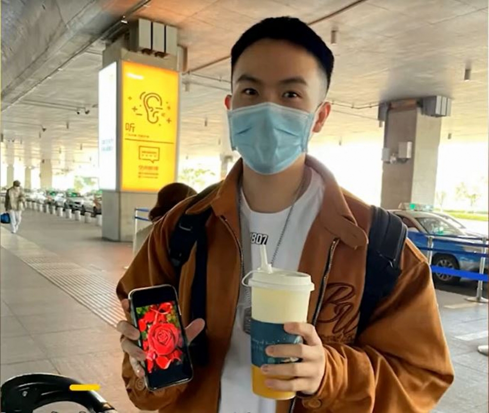 男友提早購買她喜歡喝的手搖飲品。