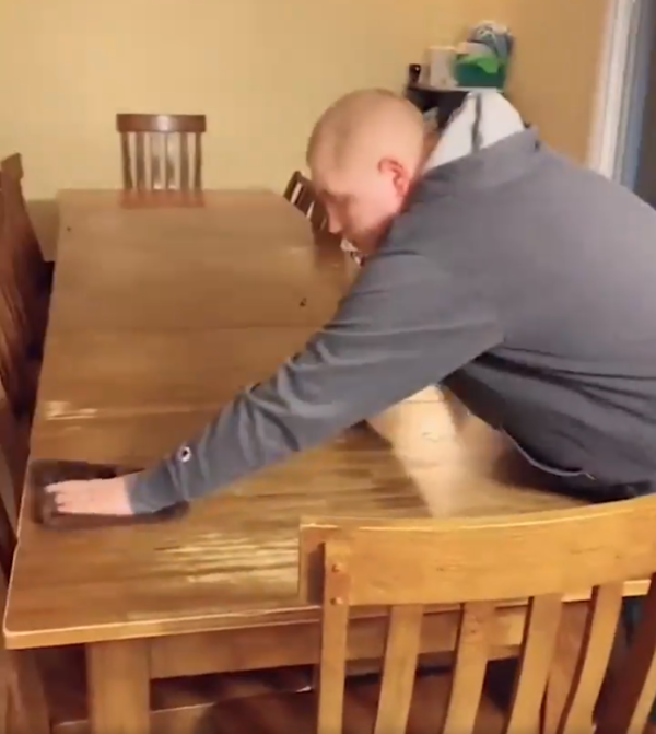 14歲兒子在飯後幫忙清理桌子。