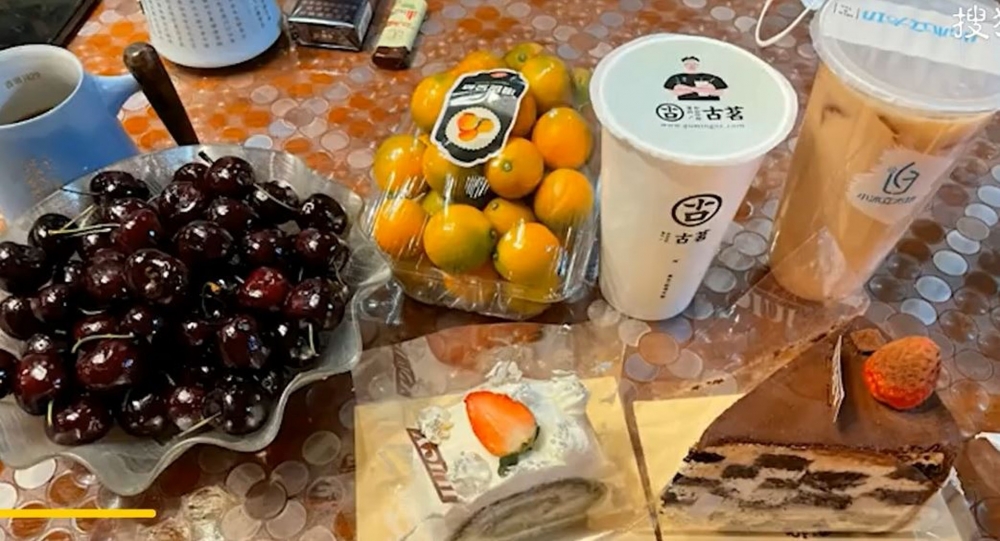 桌上放滿她喜歡吃的食品。