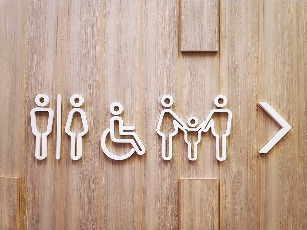 一般商場都只有為數不多的家庭廁所和親子廁格。