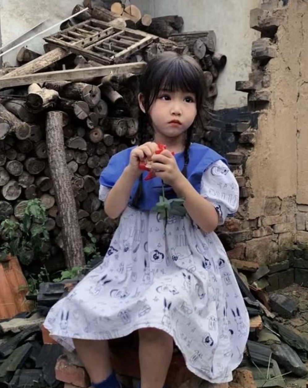 藍妮妮患有罕見病「腦內鐵沉積性神經系統退化症6型」(NBIA6),出生至今仍未開口說過話。