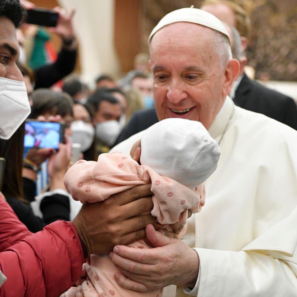 天主教教宗方濟各出席活動時公開發表對生育率下降的擔憂。