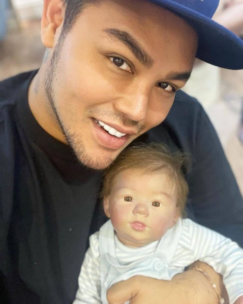 Ivan聘請保母專門照顧2名「孩子」。