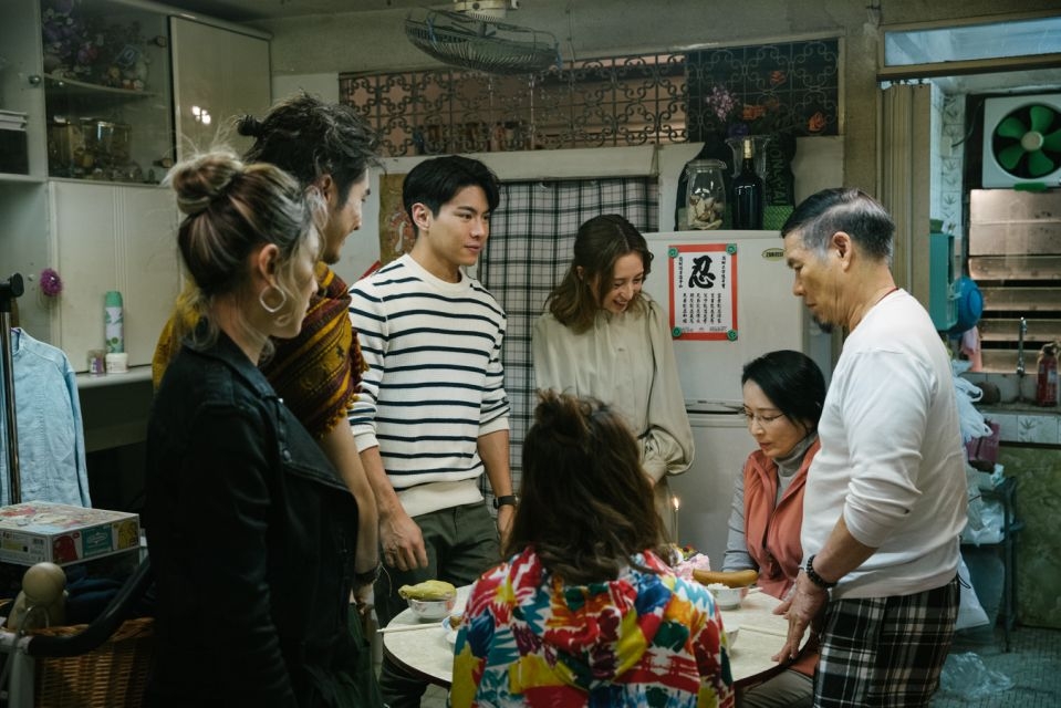 人妻表示自己因為不小心將婆家飯桌劈成兩半,嚇壞婆家人。