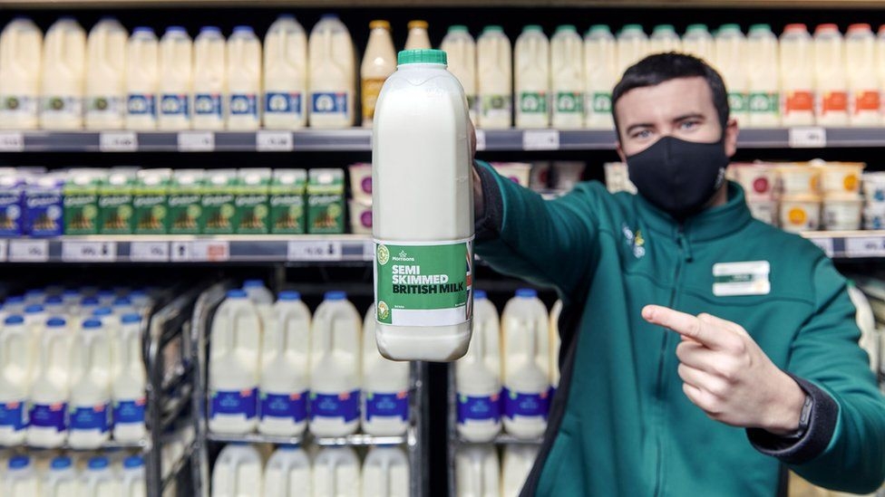 英國大型連鎖超市Morrisons為避免浪費，宣布將從1月底開始移除自家品牌牛奶的「此日期或之前食用」標籤。