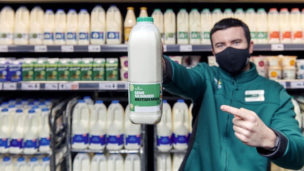 英國大型連鎖超市Morrisons為避免浪費,宣布將從1月底開始移除自家品牌牛奶的「此日期或之前食用」標籤。