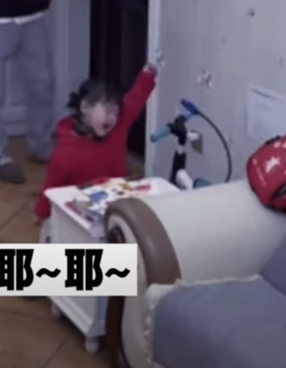 女兒立即放下手上的鉛筆和功課,舉起雙手歡呼舞動,口裏更哼起歌來。