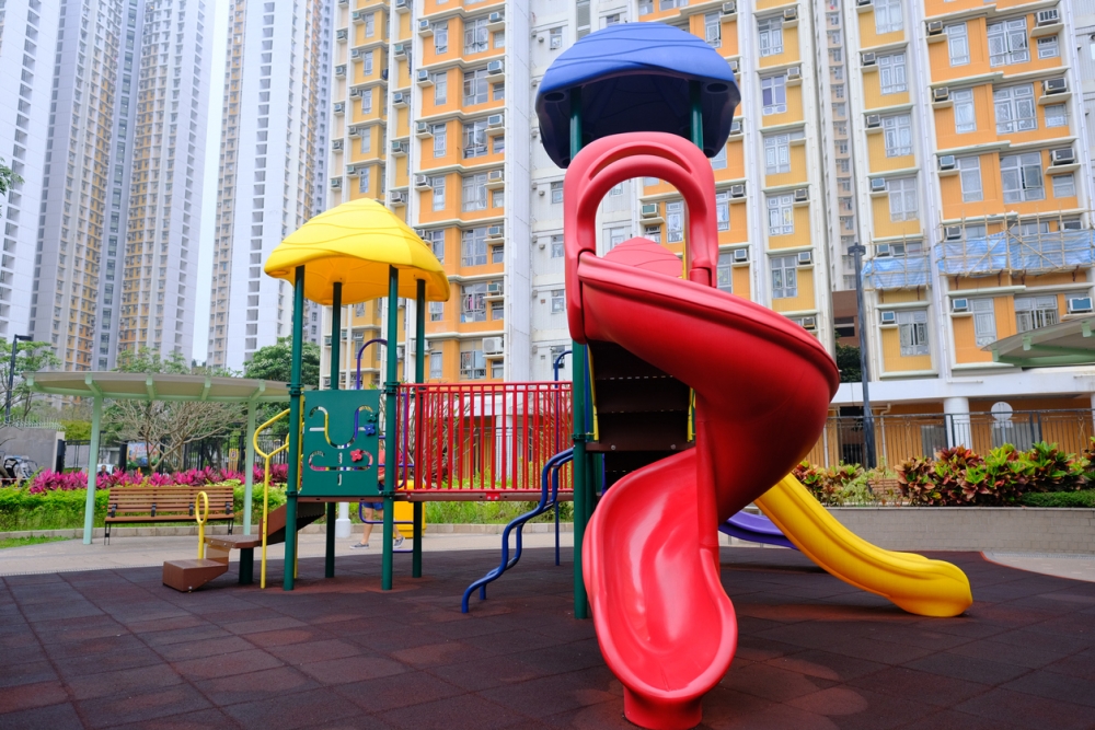 港媽帶女兒到公園遊玩,遇到一群南亞裔孩子。