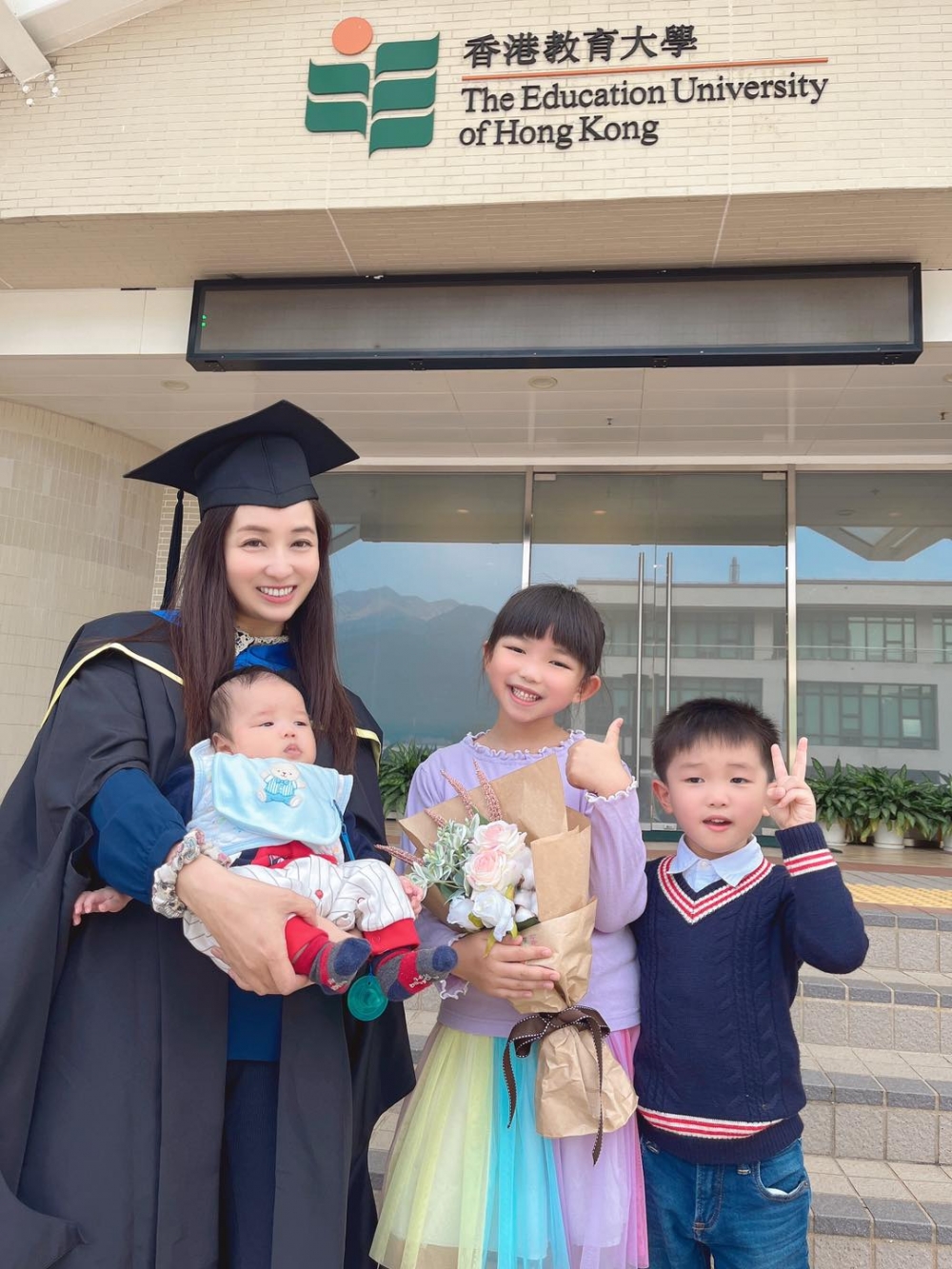 麥雅緻三個寶貝子女也到場祝賀。