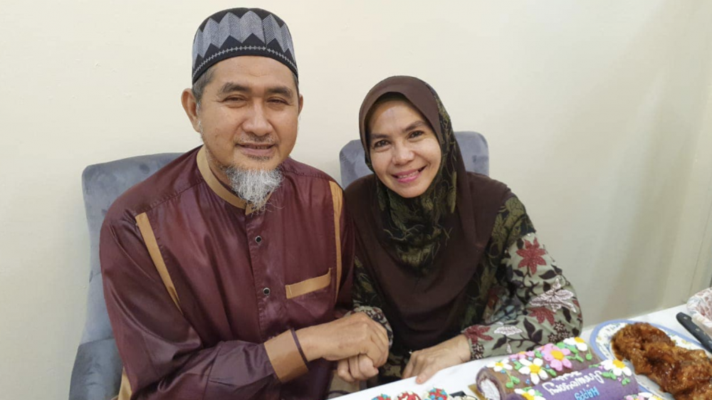 不知情的父母因這突如其來的驚喜,感動到當場落淚。