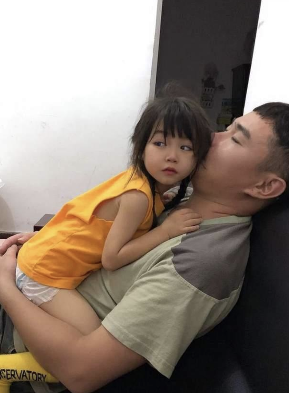 現年6歲的妮妮,智商只有1歲孩子的程度,缺乏自理能力。