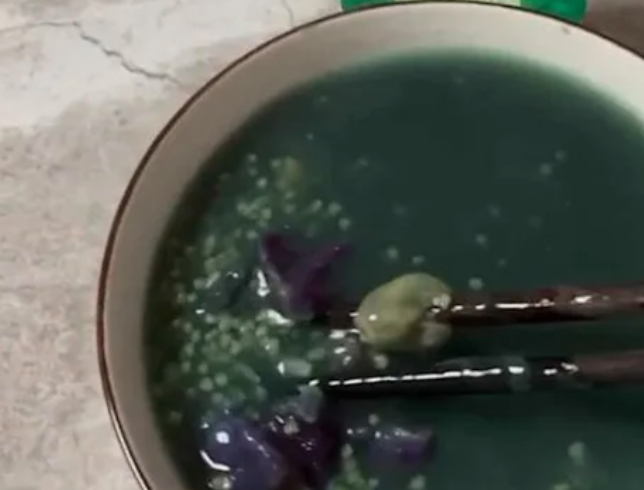 人夫亦對妻子首次求廚的成品感到震驚，但他卻依然很捧場地把整碗粥吃得一滴不漏。