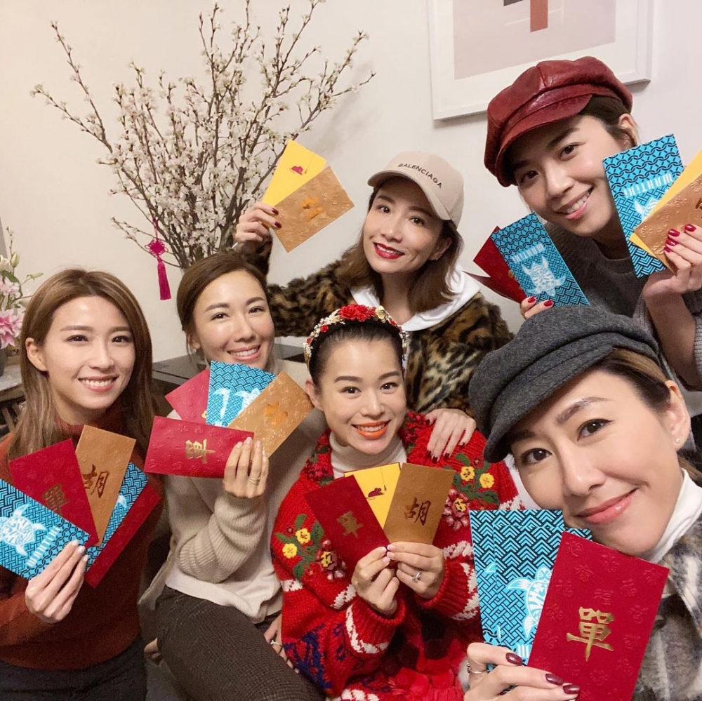 如今不少利是封都以卡通主題設計,若以親朋好友不介意,倒無需太講究顏色選擇。