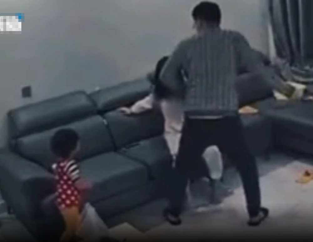 整個過程,妻子沒有招架之力。