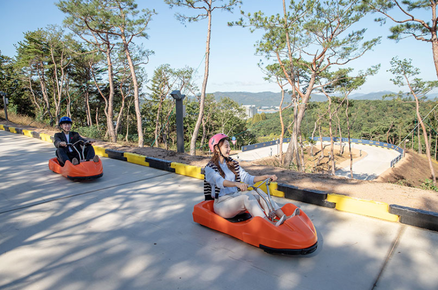 南韓慶尚北道的「慶州斜坡滑車世界」（Gyeongju Luge World）遊樂場日前發生奪命事故。