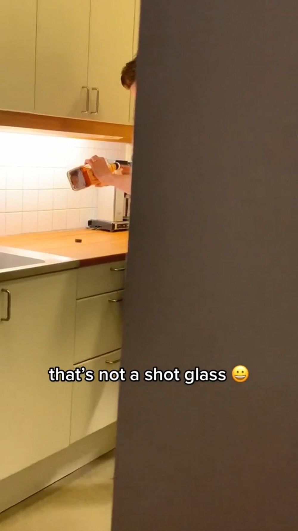 人妻Amanda發現老公半夜偷飲酒。
