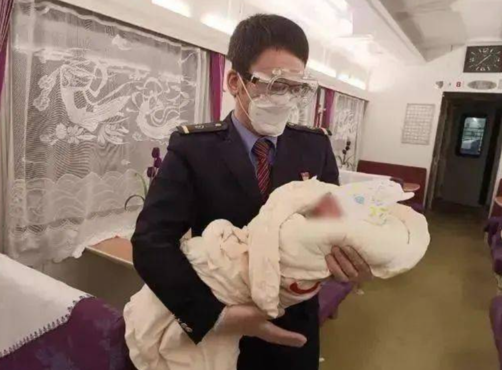 警方調查後發現,男嬰原來是夫婦剛剛花11萬人民幣買回來的。