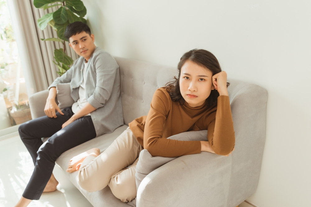 人妻因老爺和老公都勸她結紮而感到焦慮。