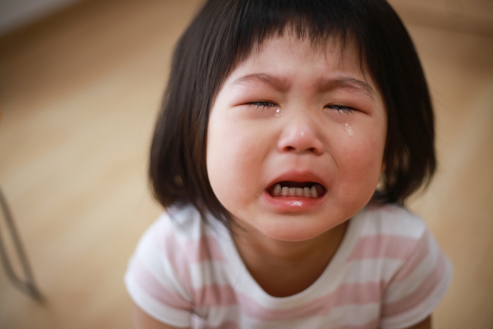 2歲孩子在家中哭鬧被鄰居投訴。